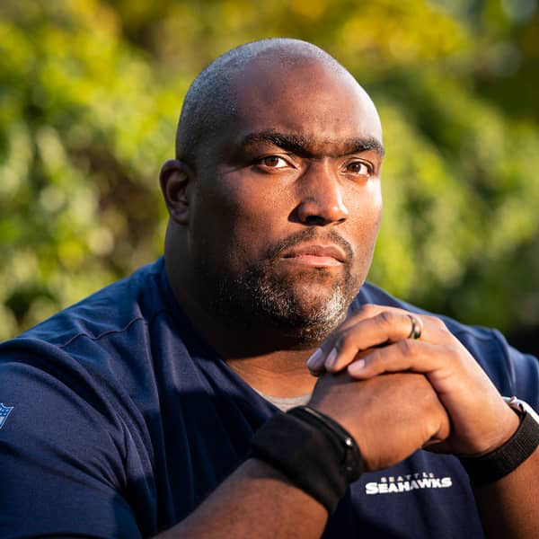 Coach Clint Hurtt portairt.