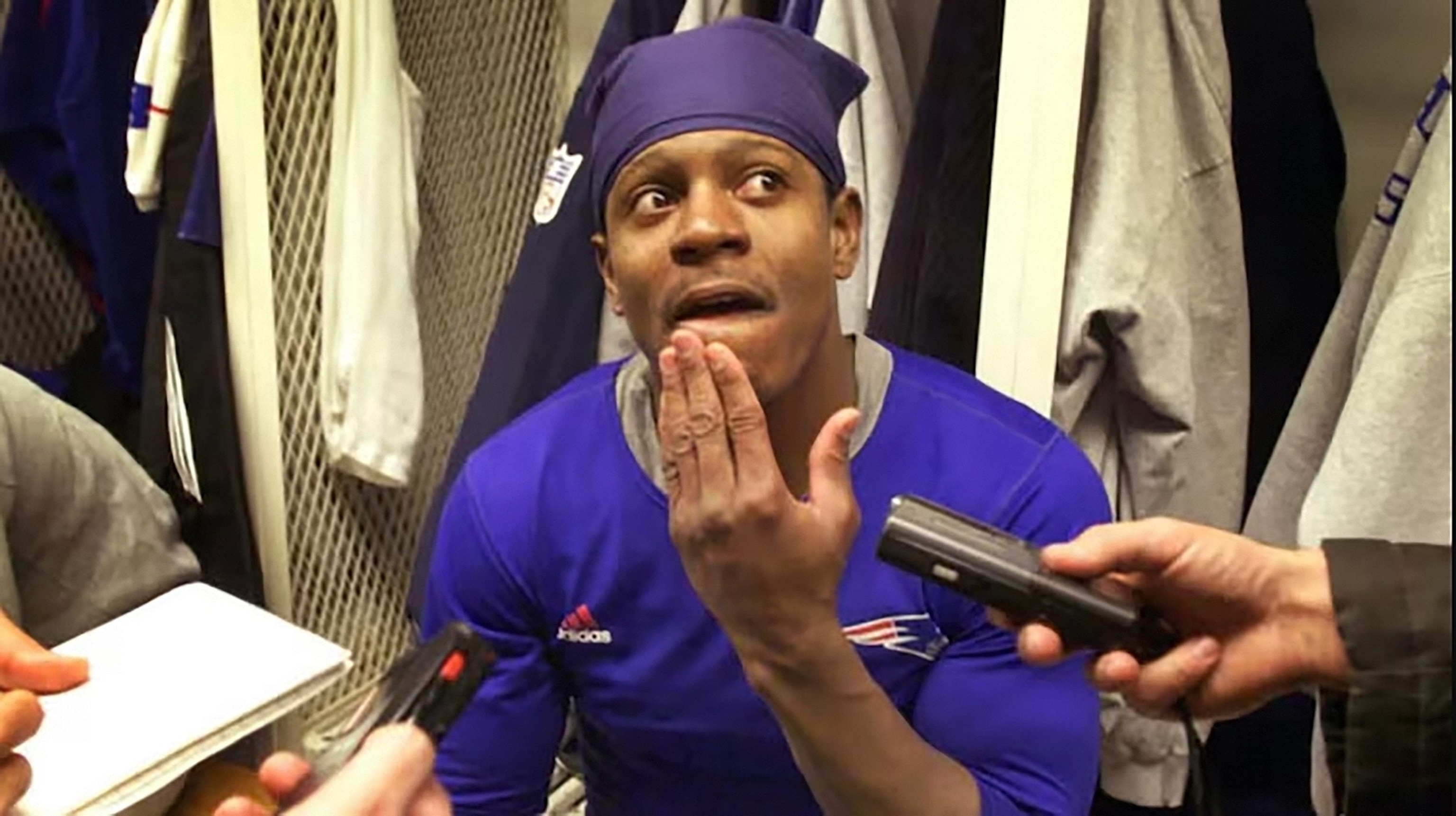 PHOTO: NFL players push back against media interviews in their locker rooms

