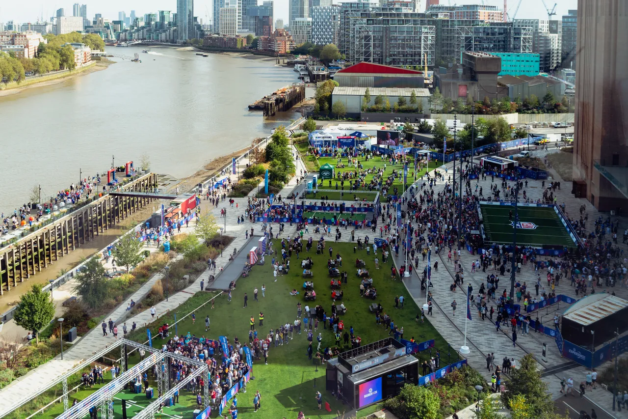 BL_NFL_BATTERSEA_FAN_OCT07_2672.654d3e1924c67.png