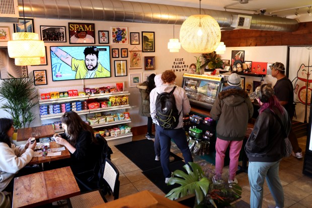 Customers line up during the lunch rush as others dine in at Kanin, a new Filipino Hawaiian bodega in Chicago's Ravenswood neighborhood, on March 21, 2025. (Antonio Perez/Chicago Tribune)