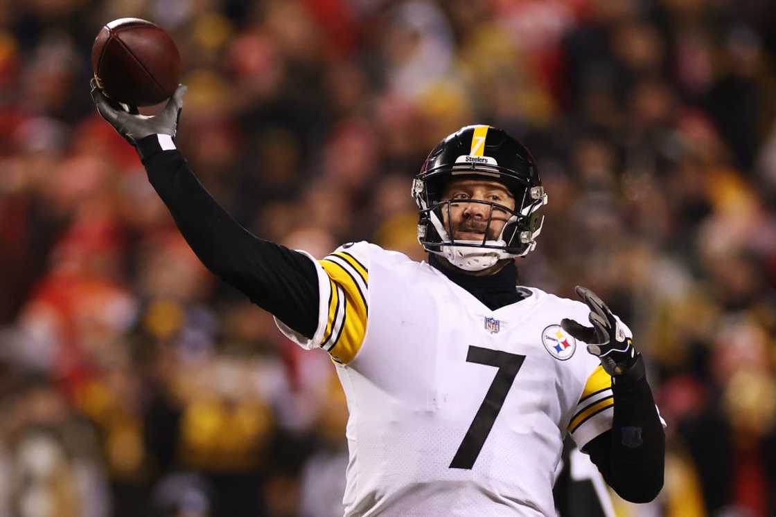 Ben Roethlisberger throws the ball at Arrowhead Stadium Ben Roethlisberger throws the ball at Arrowhead Stadium