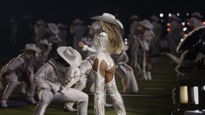 Beyoncé performs