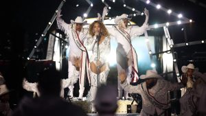Beyoncé performs