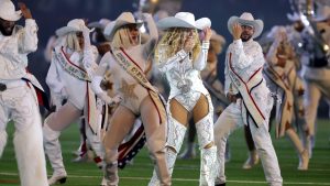 Beyoncé performs