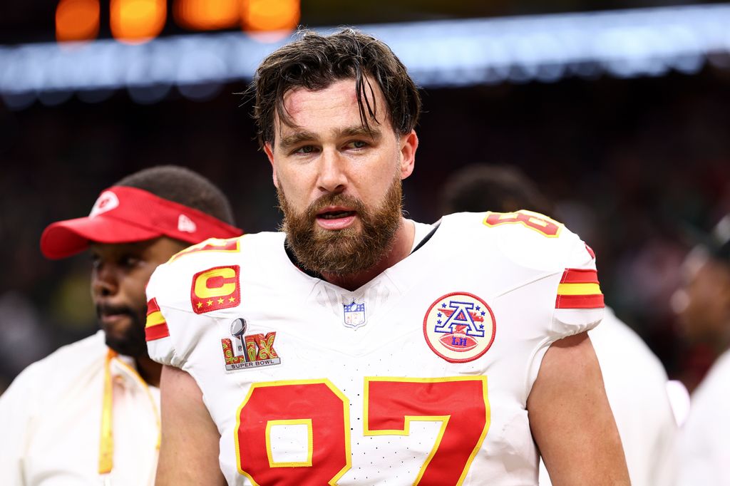 travis kelce on the field super bowl